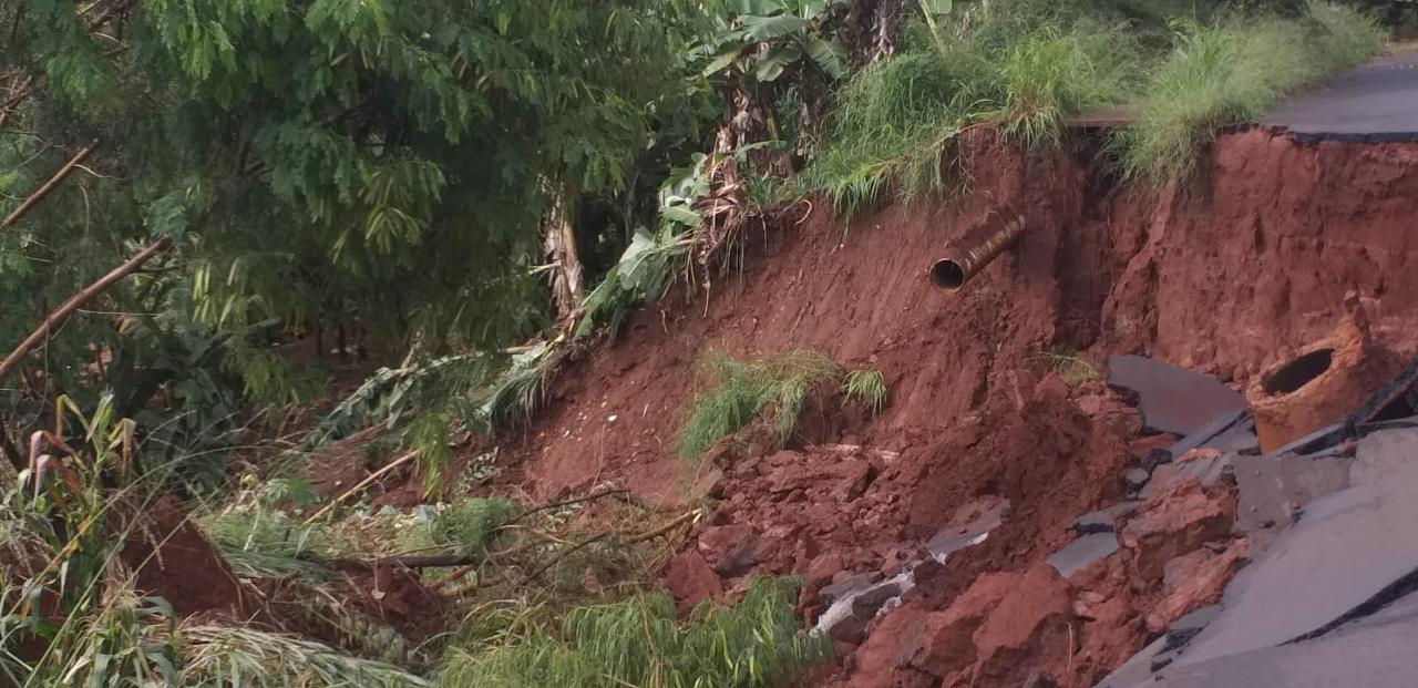 Foto 4 de 4 — Nova cratera se abre no Parque São Paulo e muro de condomínio desaba